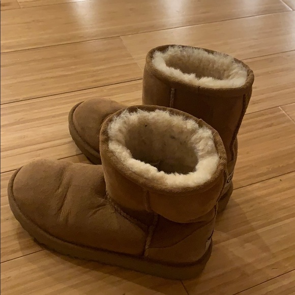 UGGS - Picture 4 of 7